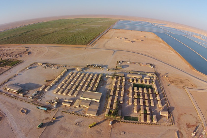 International: Die innovative Pflanzenkläranlage des Tochterunternehmens „ Bauer Nimr LLC“ mitten in der omanischen Wüste ist sowohl in ihrer technischen Ausrichtung als auch in ihrer Größe einmalig. Schilfpflanzen reinigen hier täglich 115 000 Kubikmeter Wasser aus der Erdöl-Förderung. Quelle: Bauer AG