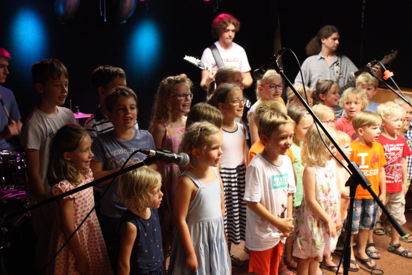 "We don't need no education': 24 Buben und Mädchen des Kinderchors brachten, begleitet von einer Band, beim Sommer-Schulkonzert des Intakt-Musikinstituts den Pink-Floyd-Klassiker "Another brick in the wall" auf die Bühne – belohnt mit Applaus der begeisterten Zuhörer. Foto: Köpf