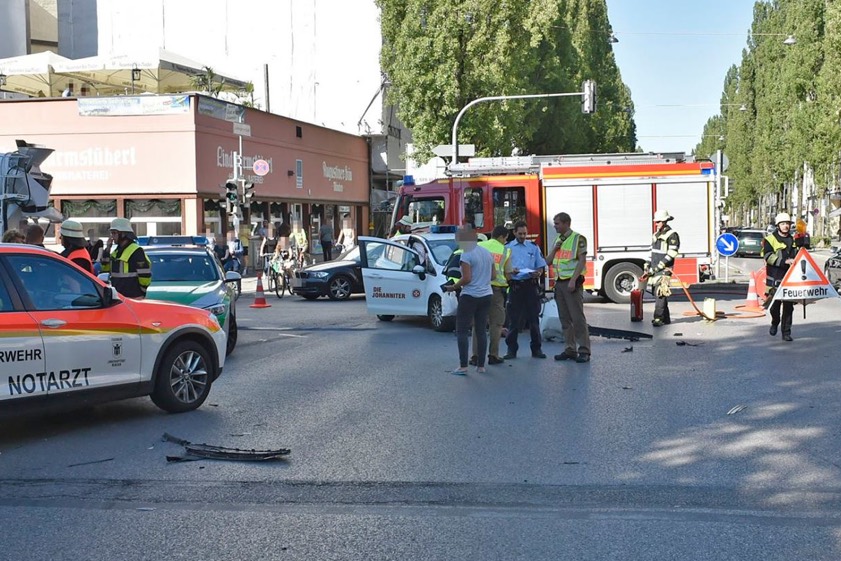 Crash zweier Einsatz-Fahrzeuge in München. Foto: Berufsfeuerwehr München