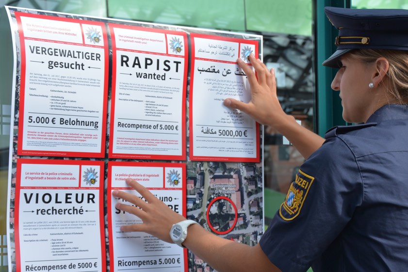Fahndungsplakate in mehreren Sprachen werden von den Ermittlern derzeit ausgehängt. Foto: Polizei