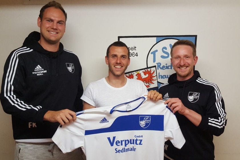 Top-Transfer: Der ehemalige Landesliga-Spieler Matthias Koston (Mitte) heuerte als Spielertrainer beim TSV Reichertshausen an. Die beiden Abteilungsleiter Florian Kottmayr (links) und Simon Neubauer freut's. Foto: TSV Reichertshausen.
