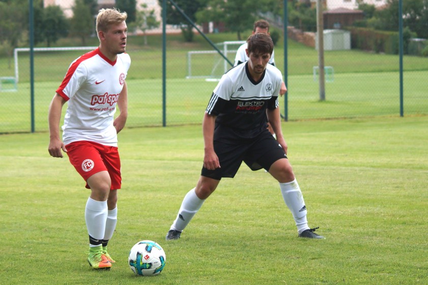 Auf bald: Sebastian Bauer (links) und der FC Schweitenkirchen testeten bereits gegen den SV Fahlenbach mit seinem neuen Spielertrainer Josef Blumenfelder. In der Liga trifft man sich im Oktober wieder. Foto: Alexander Kaindl