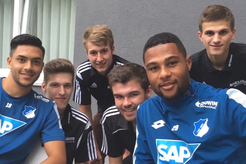 Ein spezieller Grillabend: Die Rottenegger Florian Heidersberger (hinten, von links), Maxi Gerner, Benedikt Lorenz und Daniel Thunig mit den U21-Europameistern von 1899 Hoffenheim, Nadiem Amiri (links) und Serge Gnabry. Foto: HSV Rottenegg.