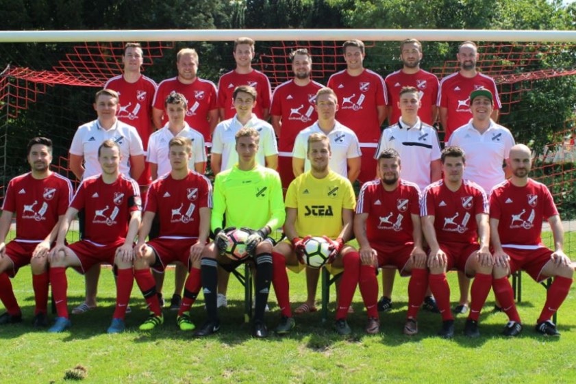 Der TSV Baar-Ebenhausen II will nichts mit dem Abstieg zu tun haben. Hinten, von links: Pascal Schwarz, Matthias Weichselbaumer, Co-Trainer Dustin Schudmann, Florian Eichinger, Philip Schuster, Andreas Kräher, Nino Coric. Mitte, von links: Trainer Daniel Winkelmeier, Markus Dieterich, Thomas Heigemeier, Jonas Wittmann, Lukas Winkelmeier, Hans Summerer. Vorne, von links: Marco Köchl, Moritz Heilek, Alexander Burghard, Dominic Wohlsperger, Nico Weisker, Marco Blösl, Stefan Waltl und Florian Schulz. Foto: TSV Baar-Ebenhausen.