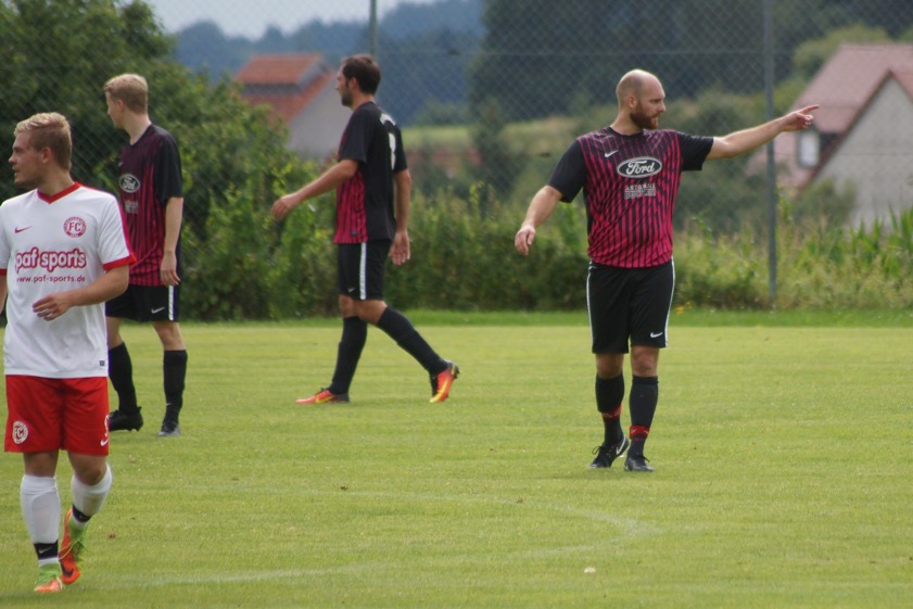 Gibt die Richtung vor: Hettenshausens Spielertrainer Dominik Singer (rechts). Foto: Alexander Kaindl