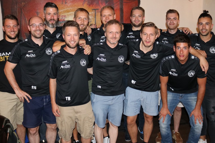 Die Kicker des SV Manching III beim Team-Building beim neuen Sponsor, der „AfterDark“–Cocktailbar in Ingolstadt. Hinten, von links: Julian Schlereth, Co-Trainer Rene Veutgen, Gunnar Baasner, Spielertrainer Thomas Berntien, Erik Dose, Christian Maurer, Kapitän Adrian Muhr. Vorne, von links: Stefan Uhlmann, Thomas Bredl, Sponsor Jürgen Dollinger, Maik Fresdorf und Gökhan Aybar. Foto: SV Manching