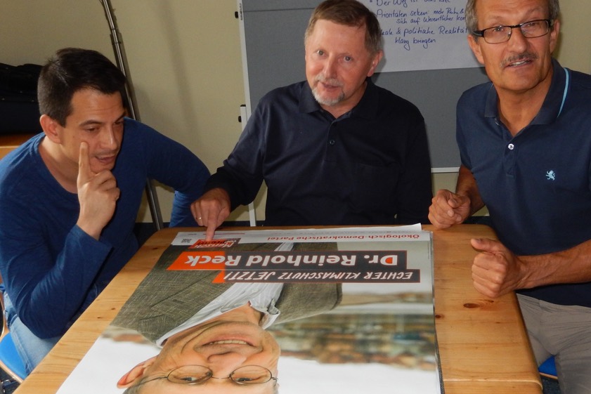 ÖDP-Kreischef Gustav Neumair (Mitte) sowie die Kreisräte Stefan Skoruppa (links) und Sigi Ebner (rechts) nehmen die frisch eingetroffenen Plakate für den Bundestags-Wahlkampf unter die Lupe.