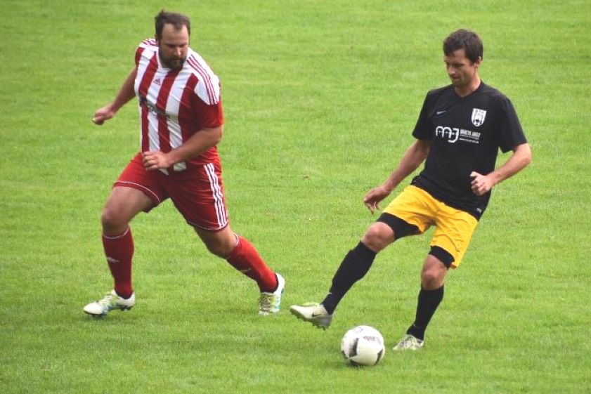 Neuer Chef bei der Zweiten des ST Scheyern: Spielertrainer Mathias Hoiß (rechts). Foto: Holger Klenke
