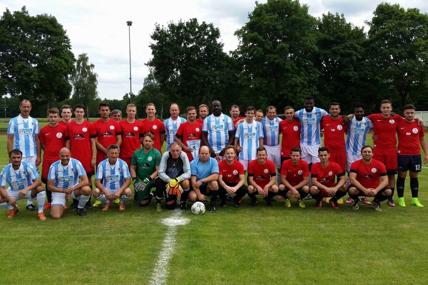 Mit den Löwen im Bunde: Im Rahmen der 70-Jahr-Feier des SV Ernsgaden stand eine Partie gegen die Altherren-Mannschaft des TSV 1860 München an. Foto: SV Ernsgaden