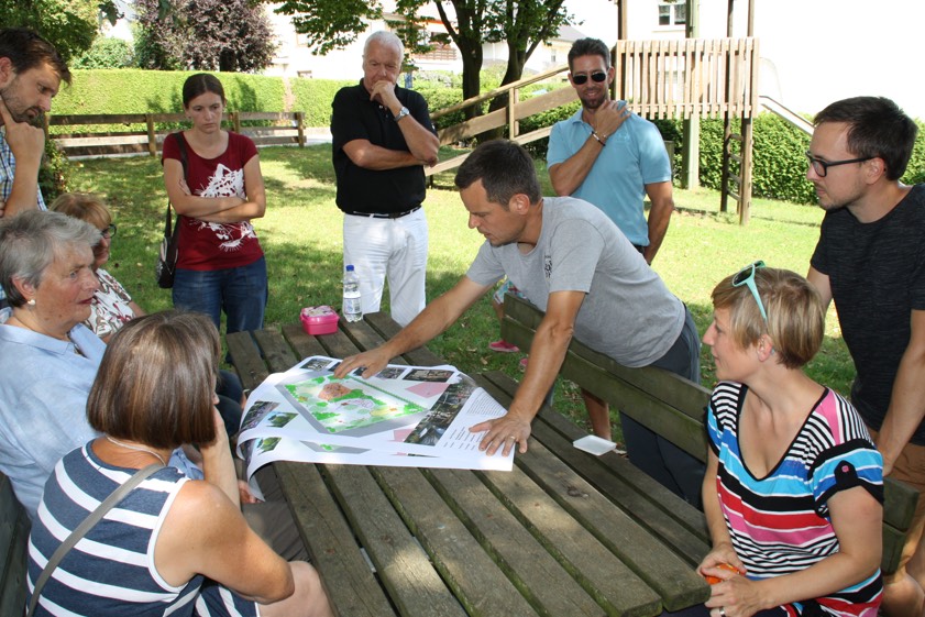 Bei zwei Treffen auf dem Spielplatz an der Wannersperger Straße diskutierten die Anwohner mit Vertretern der Stadt und Spielplatz-Planer Robert Schmidt-Ruiu die künftige naturnahe Gestaltung des Areals.