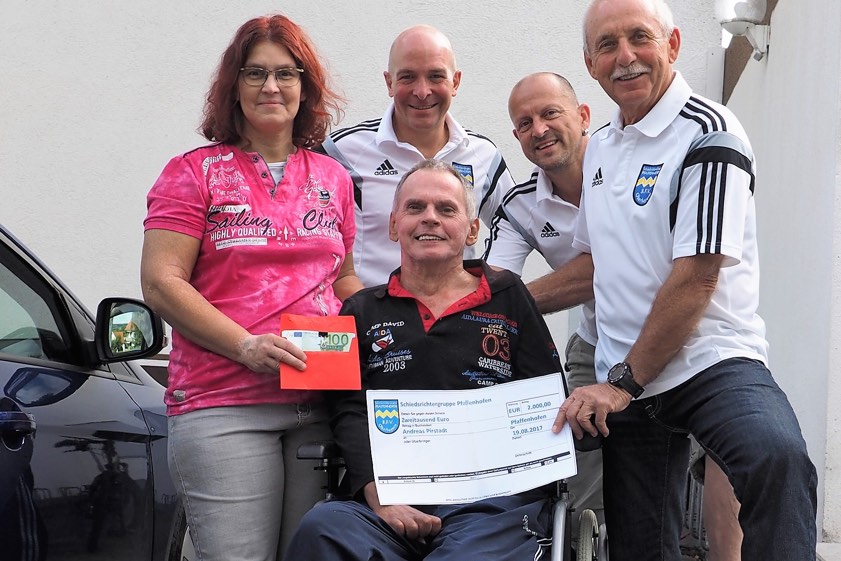 Große Freude über das Ergebnis der Spenden-Aktion „Mein Spiel für Pirstadt“ bei Andreas Pirstadt (vorne) sowie Birgit Pirstadt (von links), Initiator Wolfgang Inderwies, Vize- Gruppenschiedsrichter-Obmann Michael Seidl und Gruppenschiedsrichter-Obmann Albert Schnell.