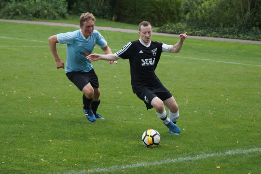 Einen Schritt schneller: Baar-Ebenhausens Kapitän Moritz Heilek (rechts) fuhr gegen den SV Niederlauterbach (hier mit Markus Egerer) am 1. Spieltag einen 4:3-Erfolg ein. Heute Abend empfängt der TSV den FC Schweitenkirchen. Foto: Alexander Kaindl