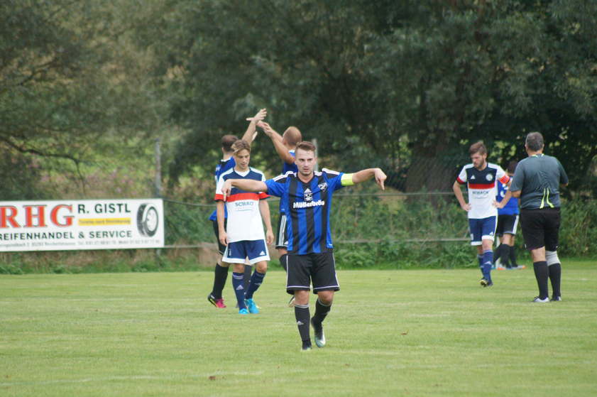 Die Punkte bleiben hier! Steinkirchens Kapitän Christoph Wittmann feierte mit seiner Mannschaft den ersten Saisonsieg. Foto: Alexander Kaindl