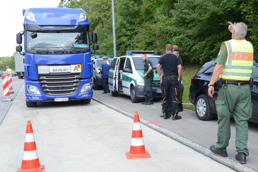Unter anderem werden die Lastwagen gewogen. Fotos: Zell