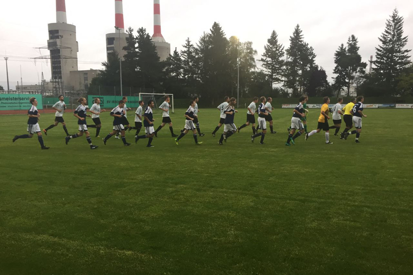 Schon wieder im Einsatz: Der SV Irsching-Knodorf (in Weiß) und der TV Münchsmünster standen sich bereits gestern Abend gegenüber. Am Sonntag geht es für beide Teams weiter. Foto: SV Irsching-Knodorf