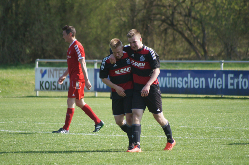 Gibt es gegen Unterbruck etwas zu feiern? Im April hielt der TSV Paunzhausen gegen den FCA gut mit, unterlag am Ende aber doch mit 2:3. Hier bejubeln Lukas Bauer (von rechts) und Tobias Lachermeier das zwischenzeitliche 2:1. Foto: Alexander Kaindl