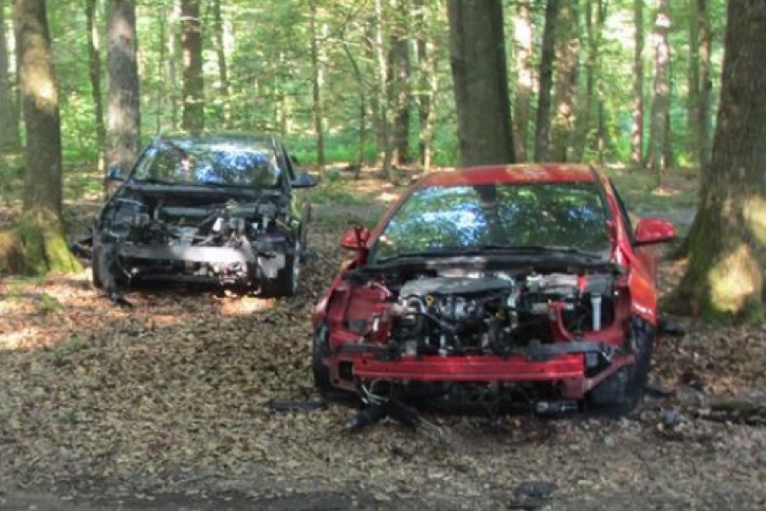 Diese ausgeschlachteten Karossen gestohlener Opel wurden im Juli 2015 in einem Waldstück bei Altenkirchen (Rheinland-Pfalz) entdeckt. Auch diese Taten sollen auf das Konto des inzwischen 28-Jährigen gehen. Foto: Polizei