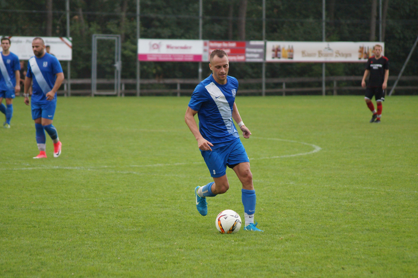 Nicht zu stoppen: Der SV Ilmmünster ist in der A-Klasse 4 noch ungeschlagen, Spielertrainer Marius Cosa führt mit zehn Treffern die Torjägerliste an. Foto: Alexander Kaindl