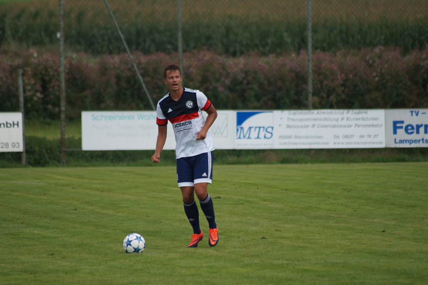 Klappt's mit dem Hattrick? Der FSV Pfaffenhofen II, hier mit Konstantin Flick, holte zuletzt zwei Siege in Folge. Beim SC Freising II wird es auch wieder auf die ruhenden Bälle des Innenverteidigers ankommen: Zwei seiner drei Saisontore erzielte Flick per direktem Freistoß. Foto: Alexander Kaindl