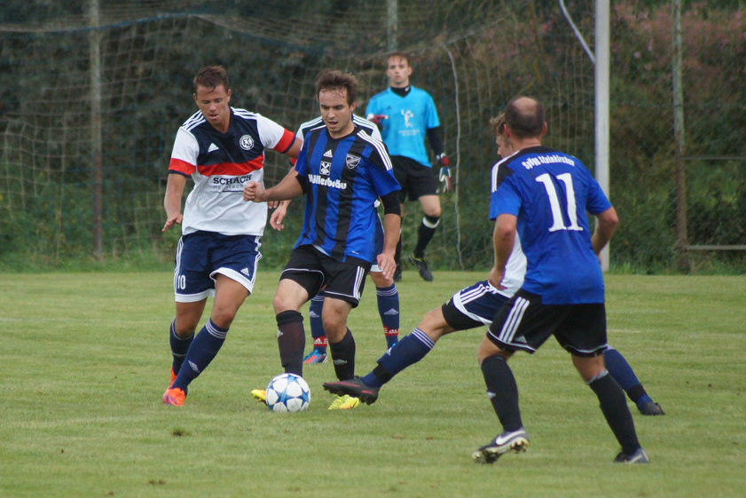 Wo ist die Lücke? Die SpVgg Steinkirchen (in Blau-Schwarz, mit Michael Lehmair am Ball) hofft auch gegen den SV Kranzberg II auf die entscheidenden Pässe. Der FSV Pfaffenhofen II (hier mit Konstantin Flick) hat die SG Eichenfeld zu Gast. Foto: Alexander Kaindl
