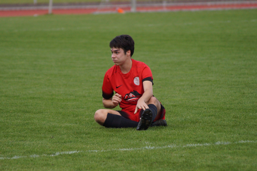 Am Boden: Der SV Ernsgaden (hier mit Christian Hufnagel) unterlag dem FC Rockolding nach einer starken ersten Halbzeit mit 1:3. Foto: Alexander Kaindl