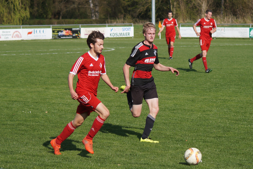 Am Ende doch nur ein Punkt: Roland Mayer (Zweiter von links) und sein TSV Paunzhausen mussten sich gegen den SV Dietersheim mit einem 3:3 begnügen. Foto: Alexander Kaindl