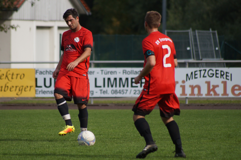 Abschied: Zeqir Bajraktari (links) verlässt den SV Ernsgaden zur Winterpause. Foto: Alexander Kaindl
