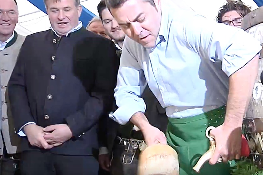 Bürgermeister Thomas Herker (SPD) brauchte heuer nur einen Schlag, um das erste Fass anzuzapfen.