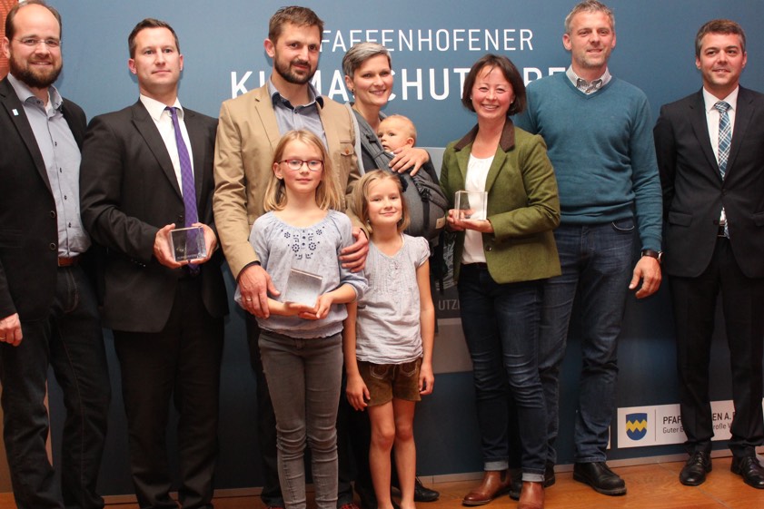 Der städtische Energie-Referent Andreas Herschmann (von links), Michael Jakuttis (Biomasse-Heizkraftwerk), Andreas und Patricia Kufer mit ihren Kindern Antonia, Heidi und Laurenz sowie Barbara und Michael Weichselbaumer (Doima-Hof) und Bürgermeister Thomas Herker.