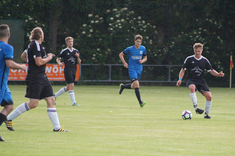 Anschluss halten: Der SV Irsching-Knodorf (in Schwarz, mit Sebastian Diepold am Ball) will dem Spitzentrio auf den Fersen bleiben. Dazu braucht es morgen Nachmittag einen Sieg gegen den TSV Pförring. Foto: Alexander Kaindl