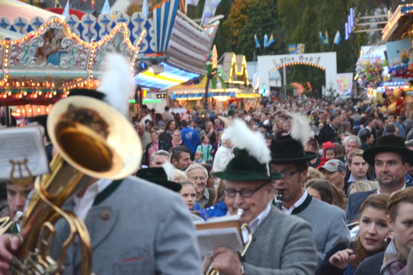 Leute ohne Ende zum Volksfest-Start heute Abend. Fotos: Tobias Zell
