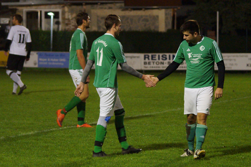Gefeierter Mann: Geisenfelds Julian Kund (rechts) war beim gestrigen 3:2-Erfolg seiner Mannschaft der Matchwinner. Foto: Alexander Kaindl