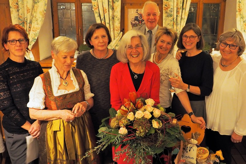 Die Führungsriege der Pfaffenhofener Alzheimer-Gesellschaft gratuliert ihrer Vorsitzenden zum 80. Geburtstag. Von links: Monika Tück (Beisitzerin), Martina Bürkner (Vize-Vorsitzende), Christiane Geil (Büro), Jubilarin Helga Inderwies (Vorsitzende), Heiner Barth (Schatzmeister), Monika Siebler (Beisitzerin), Albertine Bauer (Beisitzerin) und Gilla Hofmeir (kooptiertes Vorstandsmitglied). Foto: Wolfgang Inderwies