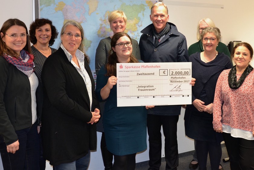 2000 Euro der Sparkassen-Stiftung für den Frauenraum: Marktdirektor Michael Hoyer von der Pfaffenhofener Sparkasse überreichte den symbolischen Scheck an Asja Priester von der städtischen Integrationsstelle.