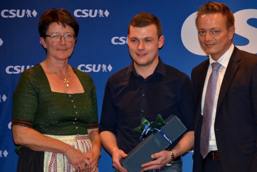 Karl Straub (rechts) wurde wieder als Direkt-Kandidat für den Landtag nominiert, Fabian Flössler setzte sich bei der Wahl zum Bezirkstags-Kandidaten gegen Birgid Neumayr durch. Fotos: Zell