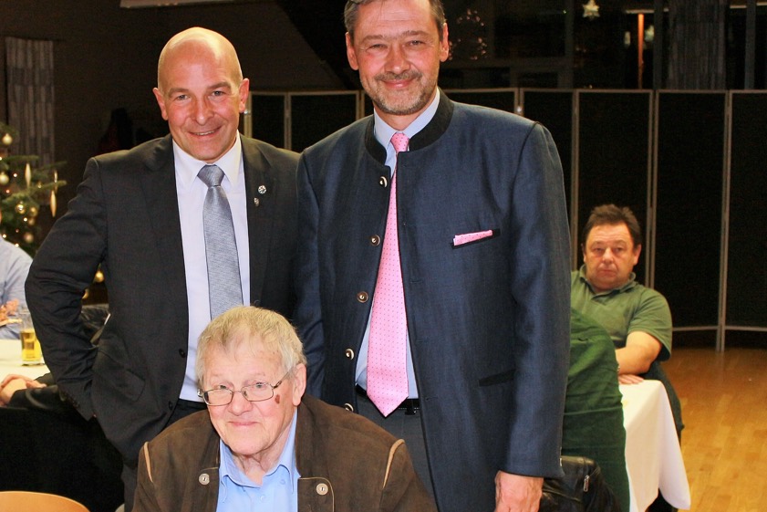 Mit der Verbandsplakette erhielt das Ehrenmitglied Gustl Gahbauer (sitzend) die höchste Auszeichnung vom bayerischen Fußball-Verband (BFV) für Schiedsrichter. Dazu gratulierten Gruppenschiedsrichter-Obmann Wolfgang Inderwies (links) und BFV-Bezirkschef Robert Schraudner (rechts).