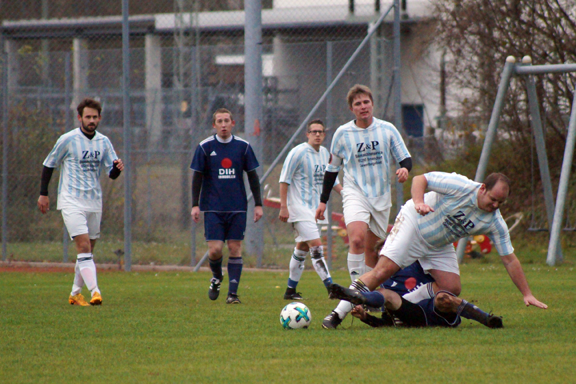 Stoppschild: Für den SV Irsching-Knodorf (hier mit Andreas Amann im Zweikampf) war es ein ungemütlicher Herbst. Den letzten Sieg gab es am 15. Oktober, in den sechs Partien vor der Winterpause wollte kein Dreier mehr gelingen. Foto: Alexander Kaindl