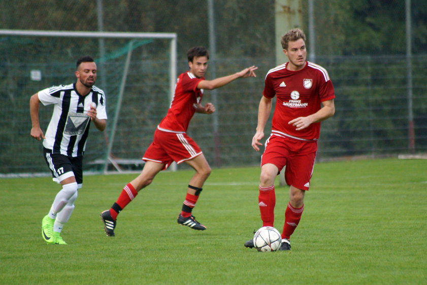 Doppelrolle: Richard Bäuerle (am Ball) ist seit Juli 1. Abteilungsleiter beim TSV Hohenwart. In der Hinrunde kam der 32-Jährige auch auf zwei Einsätze in der A-Klasse. Foto: Alexander Kaindl