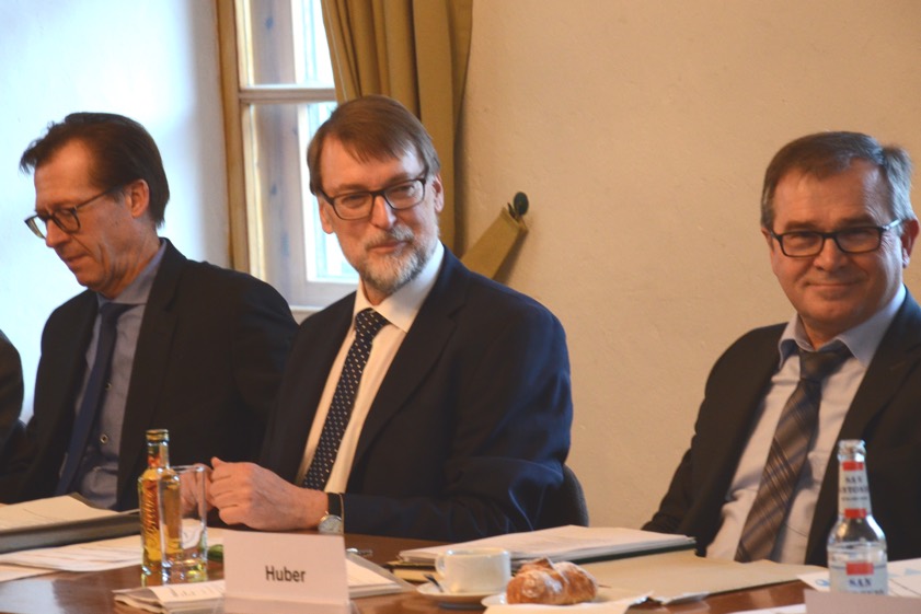 Landrat Martin Wolf (Mitte), hier mit Kreiskämmer Walter Reisinger (links) und Landrats-Büroleiter Karl Huber. Fotos: Zell