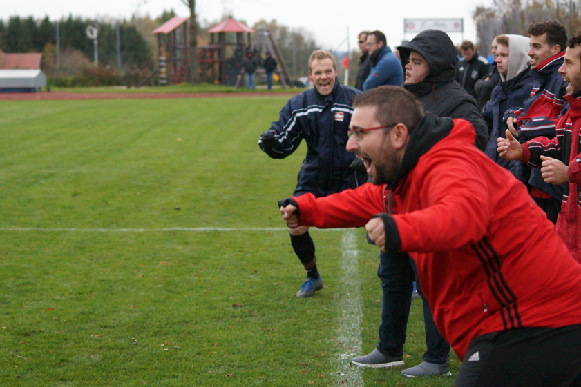Schlusspfiff: Der FC Schweitenkirchen bejubelt in dieser Szene den 1:0-Erfolg über den FC Hettenshausen. Der Rückstand zur Tabellenspitze beträgt einen Punkt, allerdings hat die Mannschaft von Christian Reindl schon mehr Spiele als die Konkurrenz absolviert. Foto: Alexander Kaindl