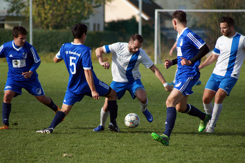 Mittelpunkt: Butrint Iberdemaj (am Ball) hat mit 13 Saisontoren großen Anteil am Oberstimmer Erfolg. Zusammen mit seinem Zwillingsbruder und Co-Trainer Florent (rechts) hat er den SVO von der B-Klasse auf den sechsten Platz der A-Klasse geführt. Der Klassenerhalt scheint nur noch Formsache, aktuell beträgt der Vorsprung auf die Abstiegsplätze elf Punkte. Foto: Alexander Kaindl