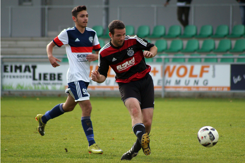 Abschied: Alexander Beck (am Ball) legt sein Amt als Paunzhausener Spielertrainer im Sommer nieder. Der Nachfolger ist bereits gefunden und soll in den kommenden Wochen präsentiert werden. Foto: Alexander Kaindl