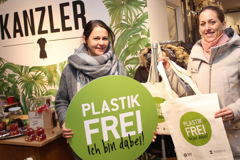 Die städtische Klimaschutz-Managerin Saskia Kothe (rechts) überreichte „Plastikfrei“-Textiltaschen an Eva Kanzler vom gleichnamigen Modehaus.