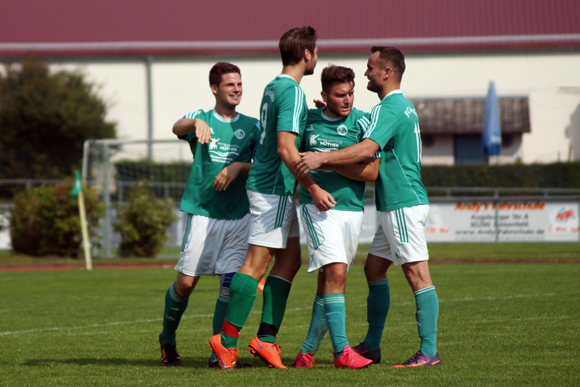 Alltag: Vor allem zuhause brachte der FC Geisenfeld II die Großen der Liga ins Grübeln. Zur Winterpause stehen Daniel Powell (von links), Sebastian Thoma, Ismail Köksal und Rinor Zariqi auf Platz sieben. Foto: Alexander Kaindl