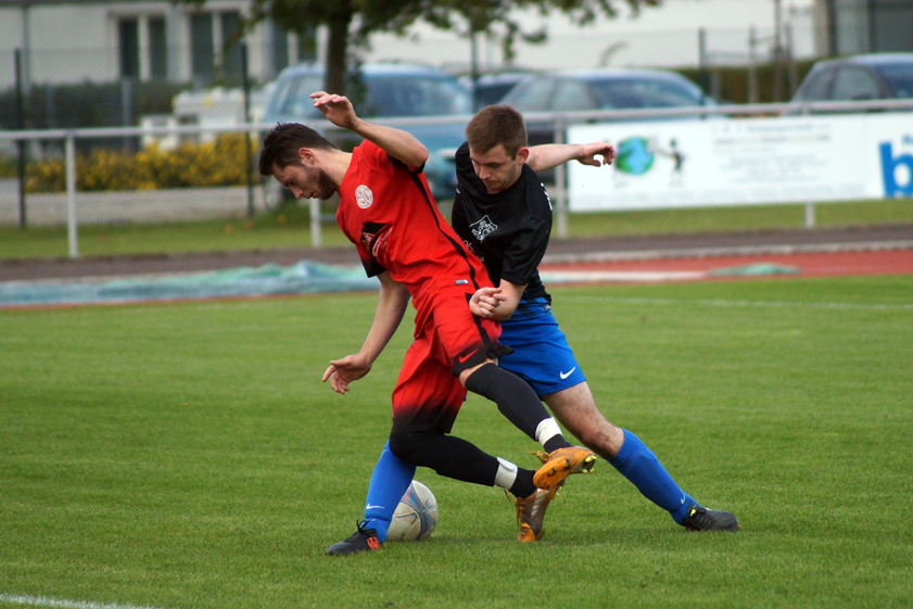 Abflug: Christian Kraus (in Rot) hat den SV Ernsgaden im Winter verlassen. Zusammen mit Zeqir Bajraktari und Vedran Fabek läuft er ab sofort für die DJK Enkering auf. Foto: Alexander Kaindl
