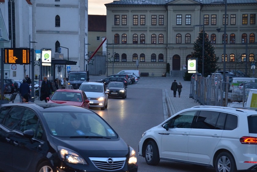 Die vom Stadtrat mehrheitlich beschlossene Sperrung der Durchfahrt zwischen Oberem und Unterem Hauptplatz sorgt für Gesprächsstoff. Foto: Zell