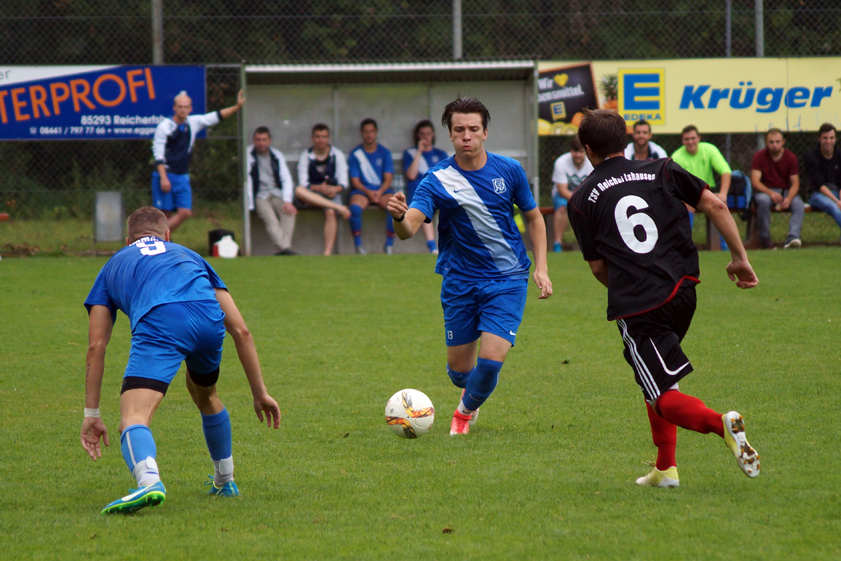 Erinnerung: Das Derby gegen den TSV Reichertshausen war das einzige Spiel gegen eine Spitzenmannschaft, das der SV Ilmmünster gewinnen konnte. Marius Cosa (links) und Marcel Zauner (Mitte) glänzten dabei als Torschützen. Foto: Alexander Kaindl