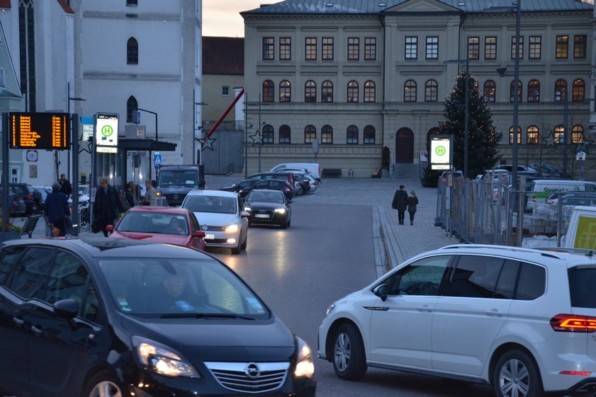 Ein Szene, die es bald nicht mehr gibt? Der Stadtrat hat mehrheitlich beschlossen, dass die Durchfahrt zwischen Oberem und Unterem Hauptplatz gesperrt werden soll. Foto: Zell