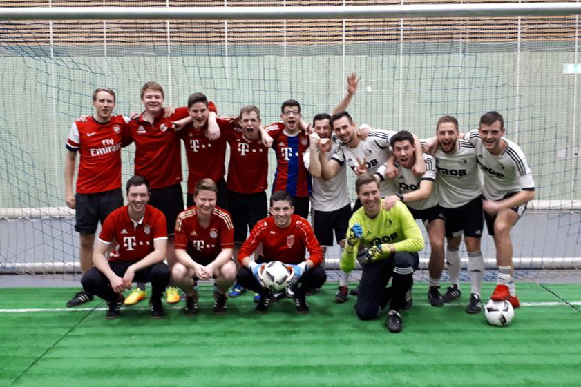 Gute Nerven: Im Finale des Rohrbacher Elfmetercups standen sich das Team aus Waal (in Rot) und der TSV Rohrbach I gegenüber. Am Ende ging der Gastgeber als Sieger vom Kunstrasen. Foto: Michael Humbach