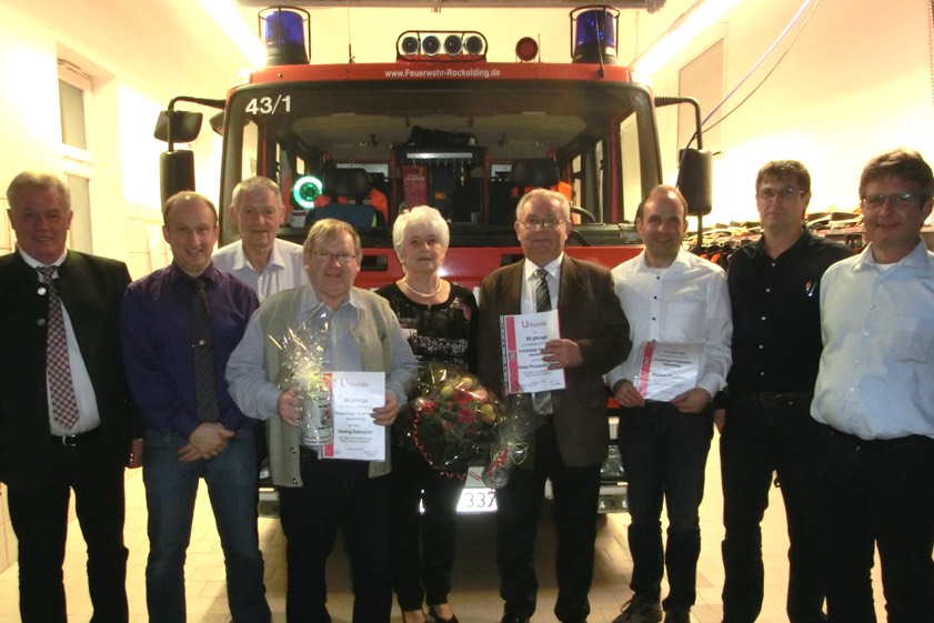 Bürgermeister Martin Schmid (von links), Kommandant Georg Wein, Anton Edenharter, Georg Dalmeier, Peter Prummer senior mit Ehefrau Therese, Markus Prummer, Vize-Vorsitzender Karl Raith, Vize-Kommandant Peter Prummer junior.